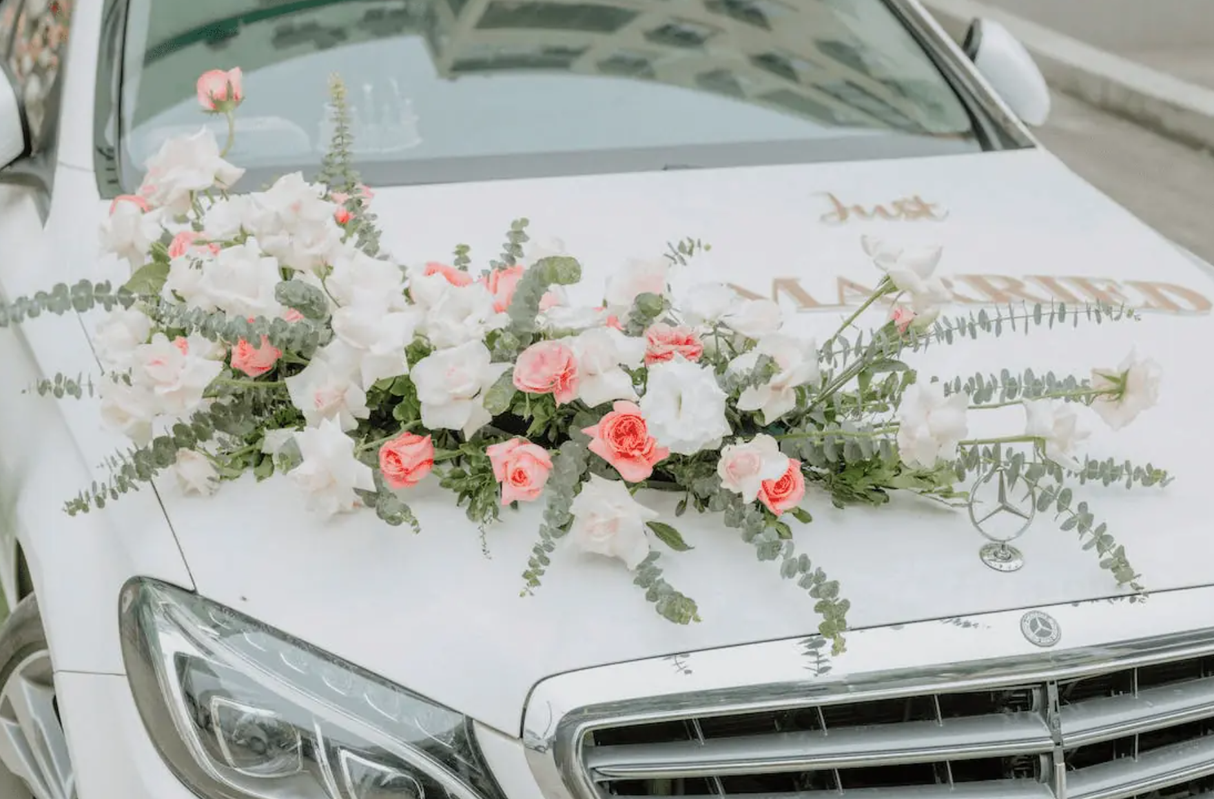 Mengapa Menyewa Mobil Mewah Adalah Pilihan Sempurna untuk Hari Pernikahan Anda?